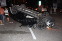 بالصور: إصابة متوسطة لسيدة بإنقلاب مركبتها وسط مدينة اللد